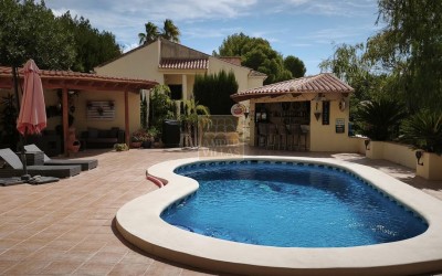Villa with a guest apartment, swimming pool and spacious outdoor areas in Santa Clara, Altea